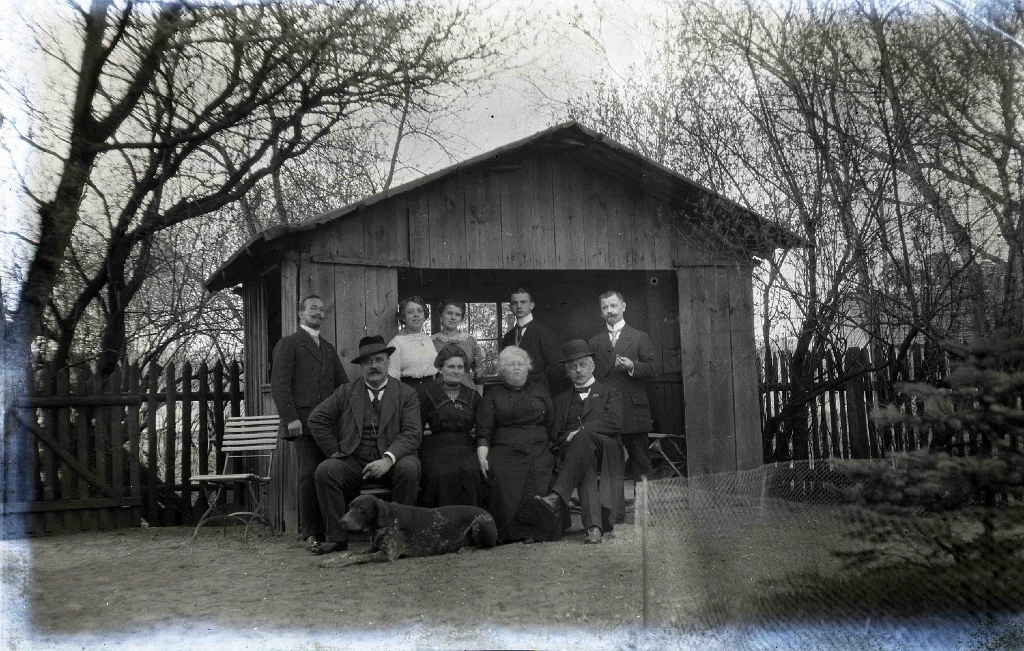 1900-1907 ca CHRISSY CROIL (m. Vlasto) PHOTOGRAPHS OF CROIL AND MITCHELL FAMILY Family group members unidentified In or near Milwaukee or the St Lawrence River near Montreal 01.jpg